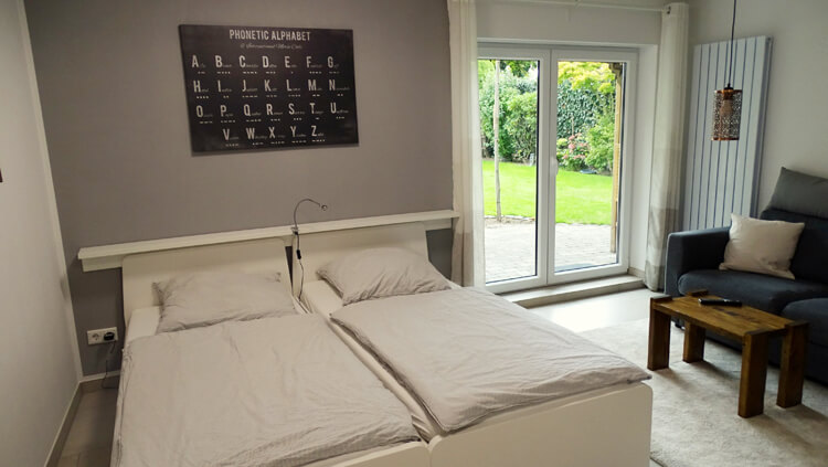 Doppelbett mit Leselampe